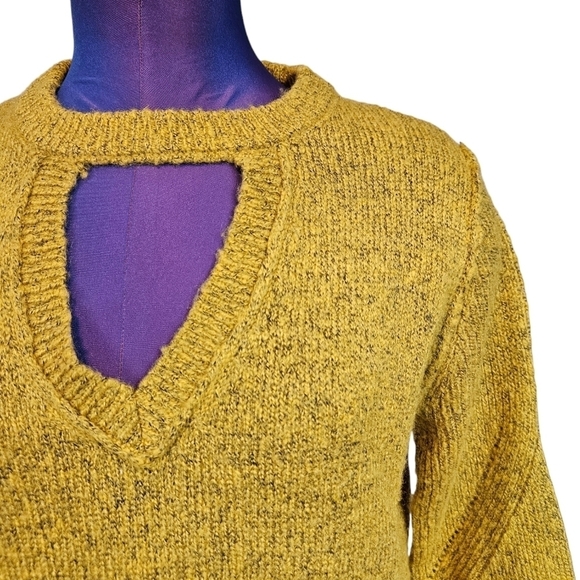 Taylor & Sage Mustard Yellow Keyhole Neck‎ Rolled Hem Sweater Size Small Women's - Picture 2 of 8